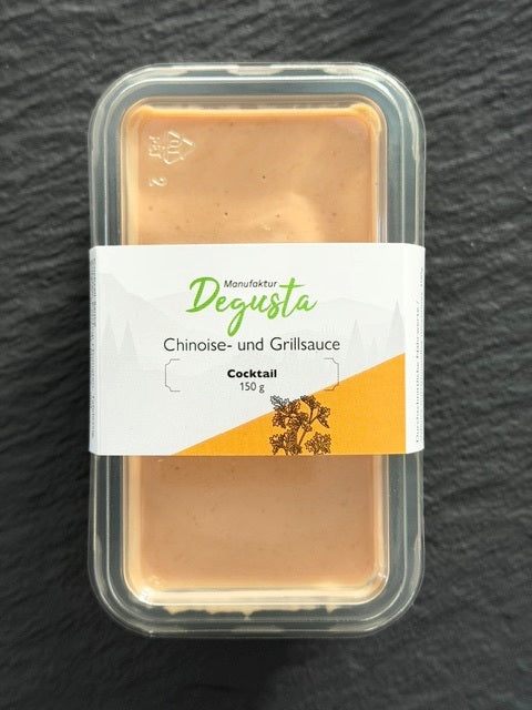 Cocktail-Sauce von Degusta Manufaktur im Becher mit Beschriftung, dazu Rosmarin und ein Tupfer Ketchup