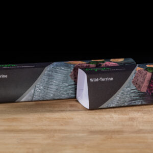 Verpackung der Wild-Terrine von Degusta Manufaktur auf Holzbrett
