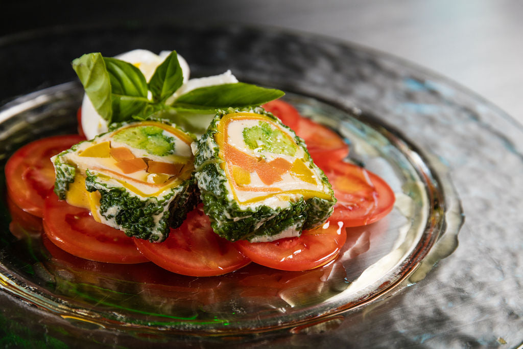 Gemüse-Terrine von Degusta Manufaktur auf Tomatenspiegel mit Mozzarella und Basilikum