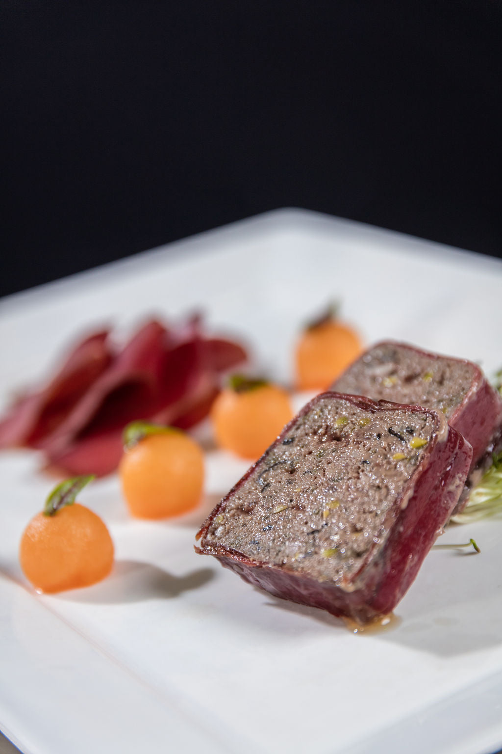 Hirsch Terrine im Hirschtrockenfleisch Mantel von Degusta Manufaktur, Serviervorschlag