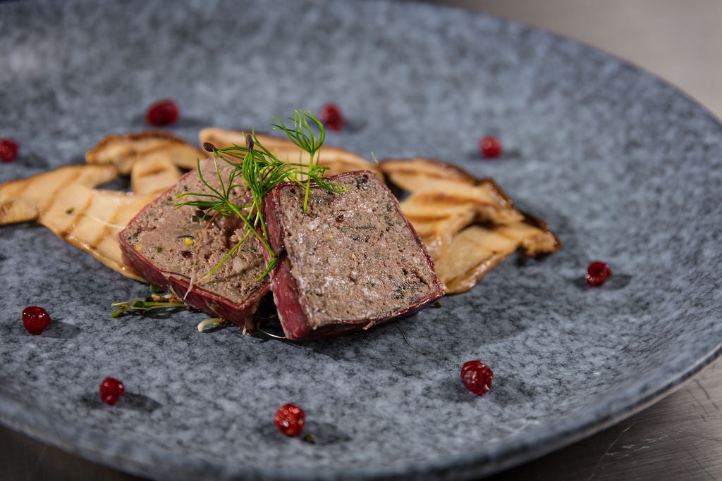 Hirsch Terrine im Hirschtrockenfleisch Mantel von Degusta Manufaktur, Serviervorschlag