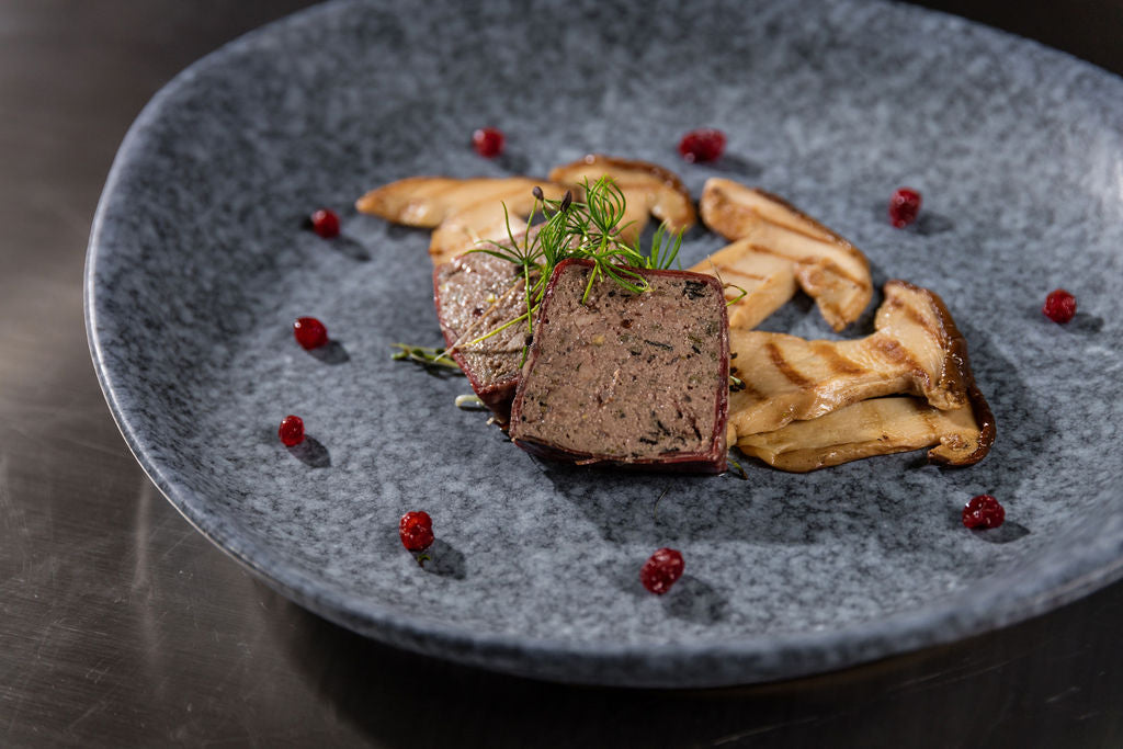 Hirsch Terrine im Hirschtrockenfleisch Mantel von Degusta Manufaktur, Serviervorschlag