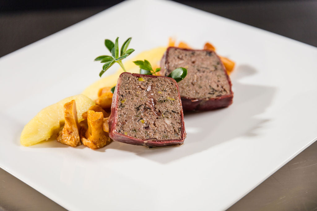 Hirsch Terrine im Hirschtrockenfleisch Mantel von Degusta Manufaktur