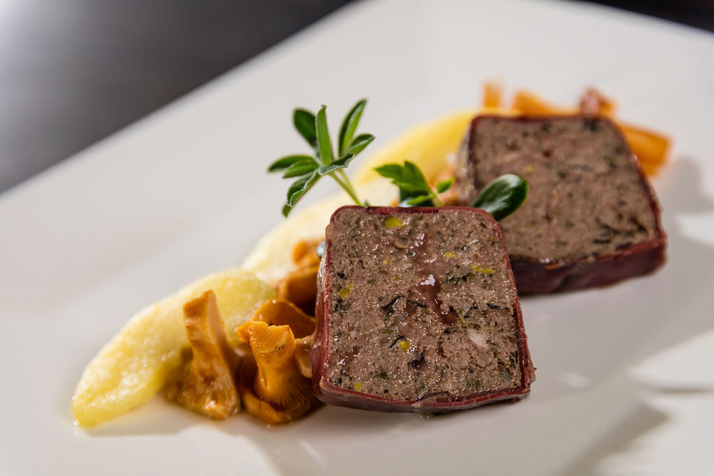 Hirsch Terrine im Hirschtrockenfleisch Mantel von Degusta Manufaktur, Serviervorschlag