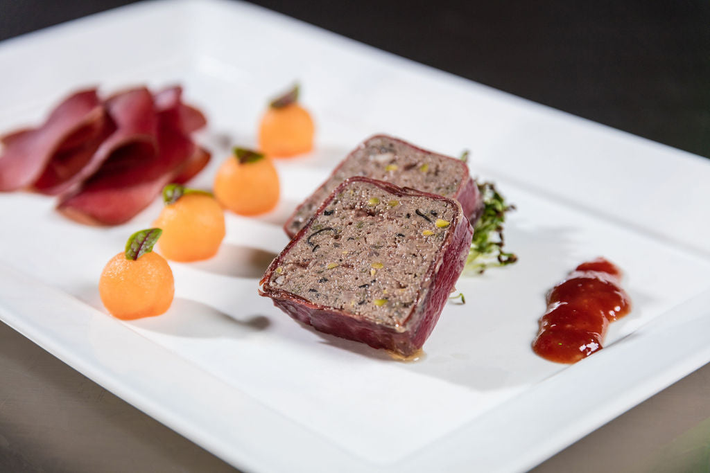 Hirsch Terrine im Hirschtrockenfleisch Mantel von Degusta Manufaktur, Serviervorschlag