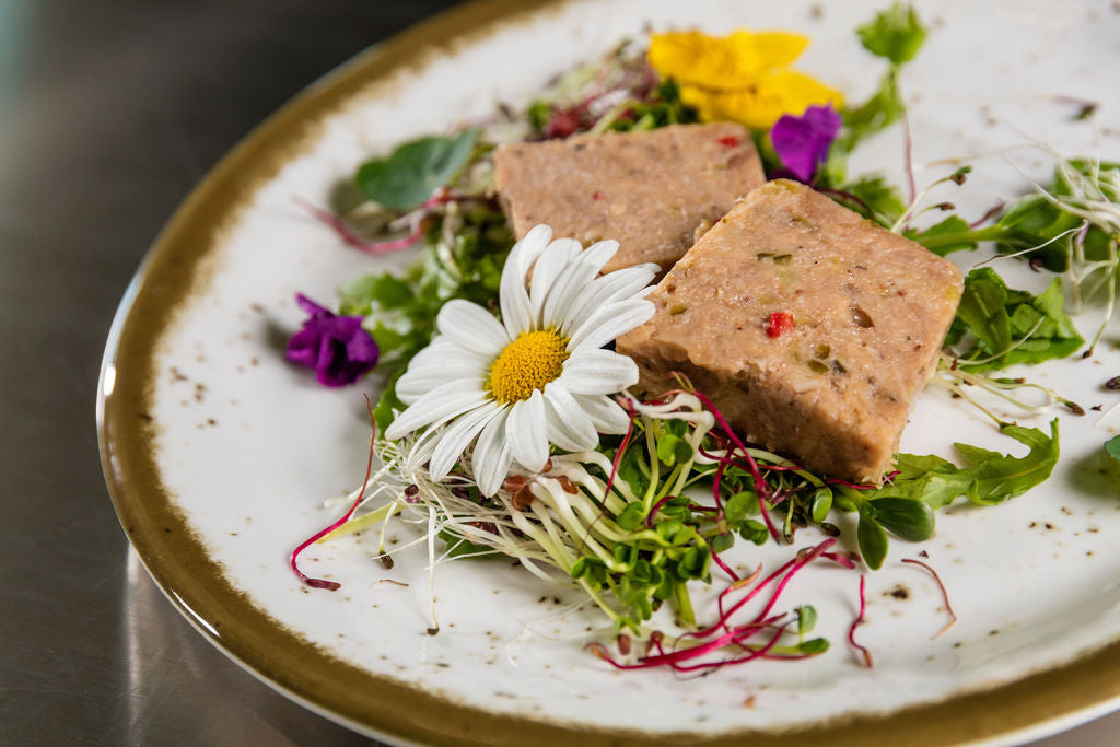 Kalbfleisch-Terrine von Degusta Manufaktur auf Sprossensalat mit essbaren Blüten