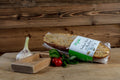 Knoblauchbrot mit Basilikum und Tomaten von Degusta Manufaktur