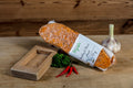 Knoblauch-Brot pikant von Degusta Manufaktur in der Verpackung, dazu Knoblauch und rote Chilischoten