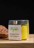 Madagaskar-Sauce von Degusta Manufaktur in Verpackung und Glas, dazu grilliertes Rindssteak