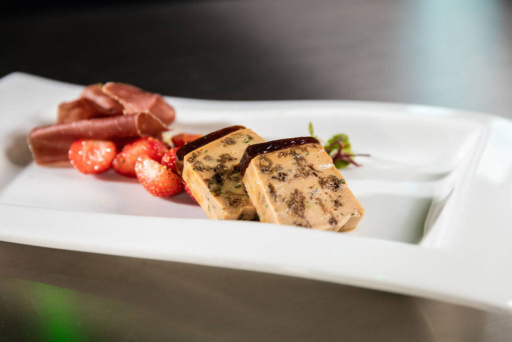 Morchel Terrine – Nahaufnahme der Geflügelterrine mit Morcheln
