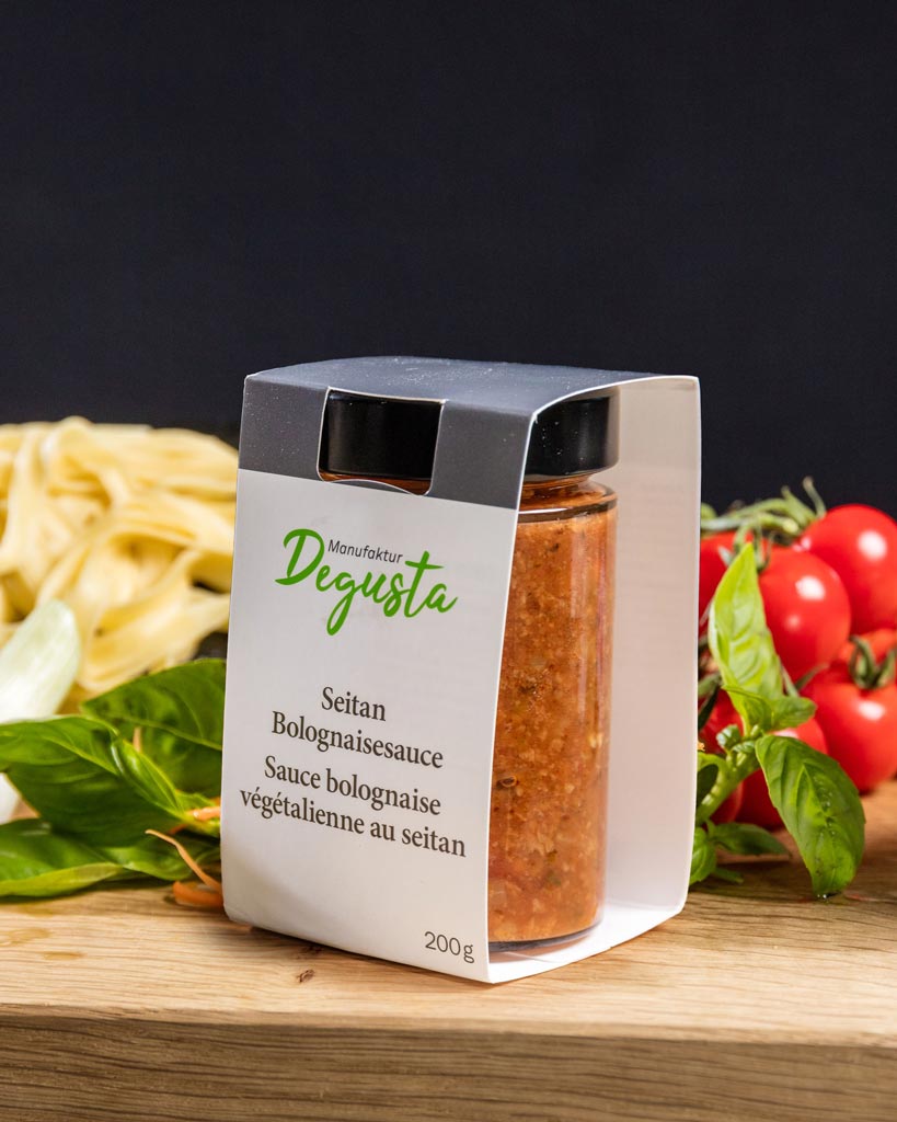 Seitan Bolognaise von Degusta Manufaktur im Glas, dazu Bandnudeln, Tomaten, Knoblauch und Basilikum